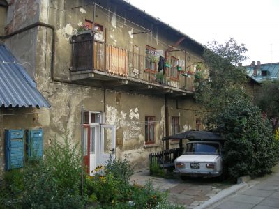 Bostadshus mitt i stan.